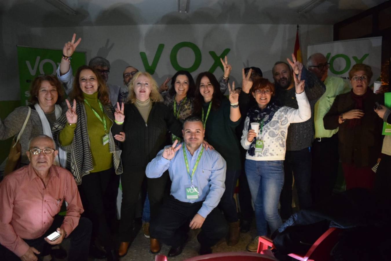 Vox Cádiz celebra con mucha energía y poca luz sus resultados en Andalucía