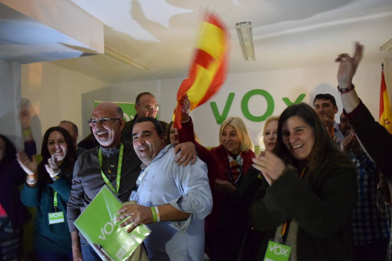 Vox Cádiz celebra con mucha energía y poca luz sus resultados en Andalucía