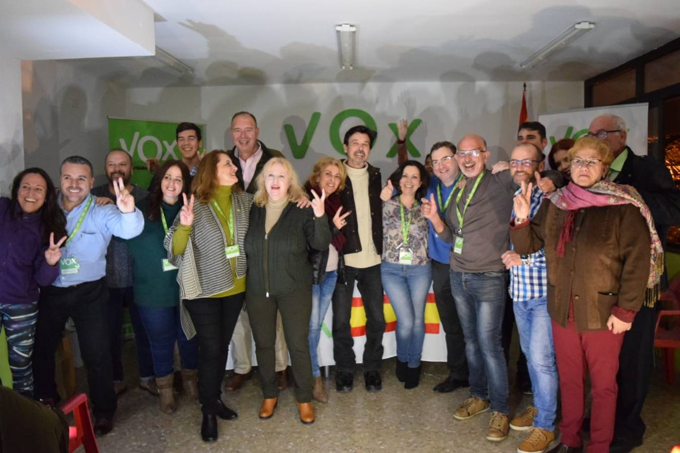 Vox Cádiz celebra con mucha energía y poca luz sus resultados en Andalucía