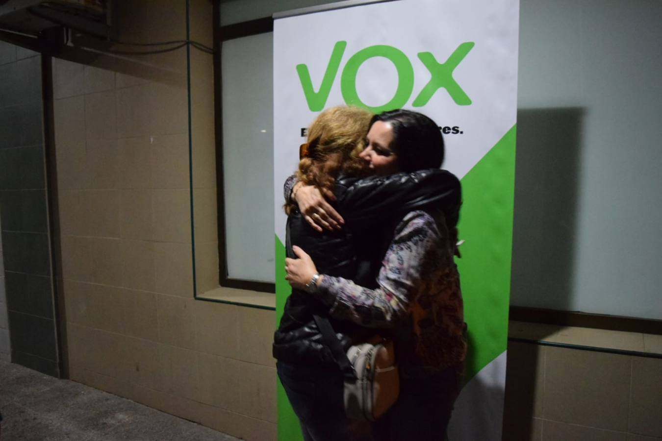 Vox Cádiz celebra con mucha energía y poca luz sus resultados en Andalucía