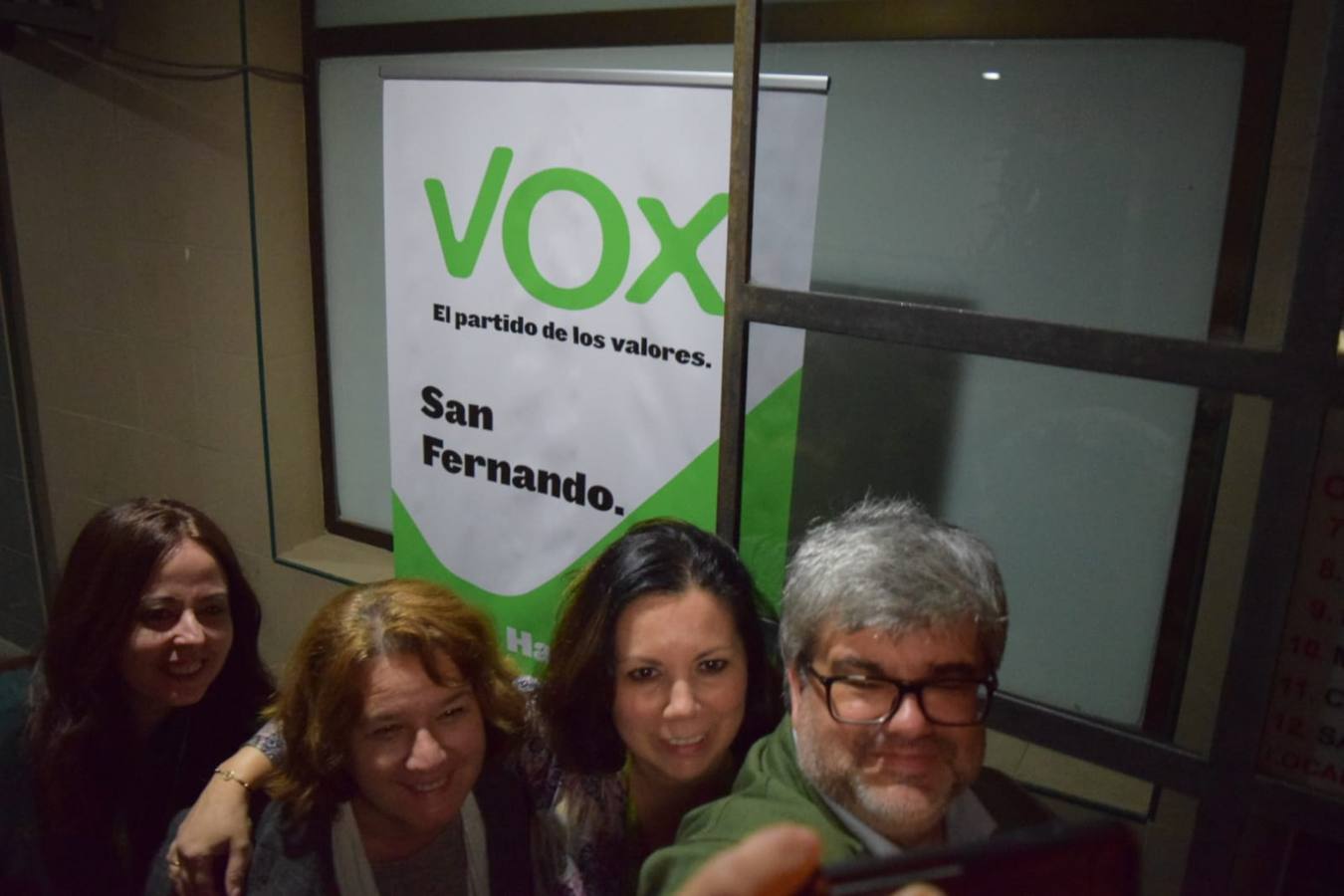 Vox Cádiz celebra con mucha energía y poca luz sus resultados en Andalucía