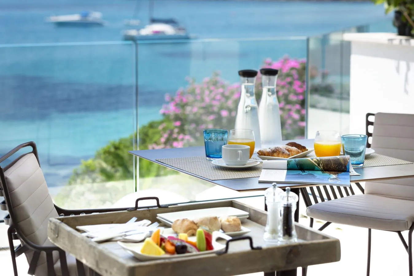 Mejor hotel cerca del mar. El hotel italiano Gabbiano Azzurro Hotel &amp; Suites se encuentra ubicado a escasos metros de una extraordinaria playa de arena blanca, en la famosa Costa Esmeralda de Cerdeña. Este hotel tiene además 2 piscinas en la terraza, con vistas al mar Mediterráneo.