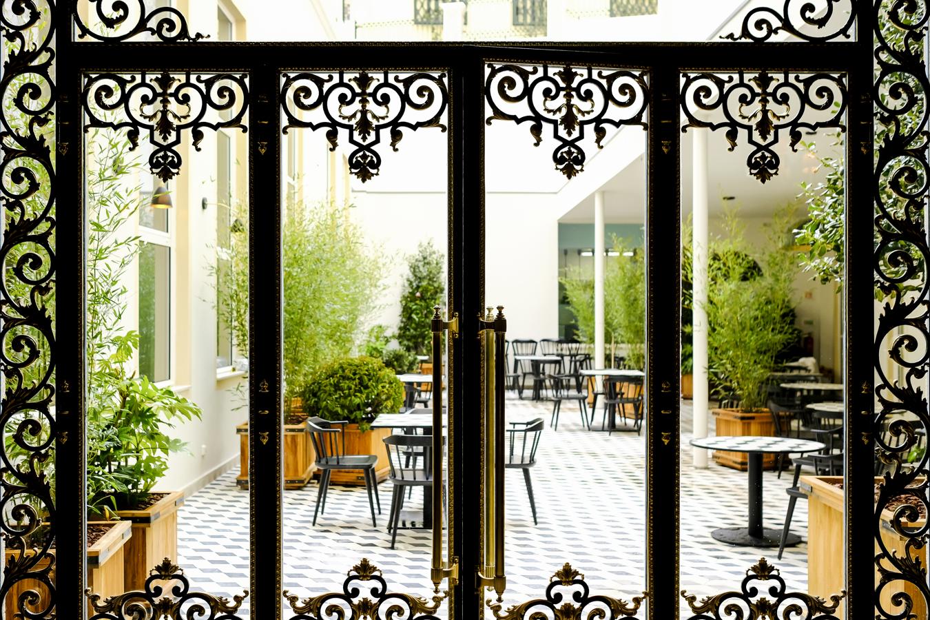 Mejor hotel al que volver. Ubicado en pleno centro de Oporto, el hotel portugués Infante Sagres ha sido reformado a principios de 2018, alberga el recién inaugurado Vogue Café y cuenta con sofisticadas zonas comunes con lámparas de araña de época.