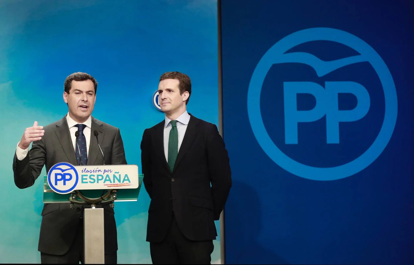 El líder del PP andaluz, Juanma Moreno, compareciendo junto al presidente del PP, Pablo Casado