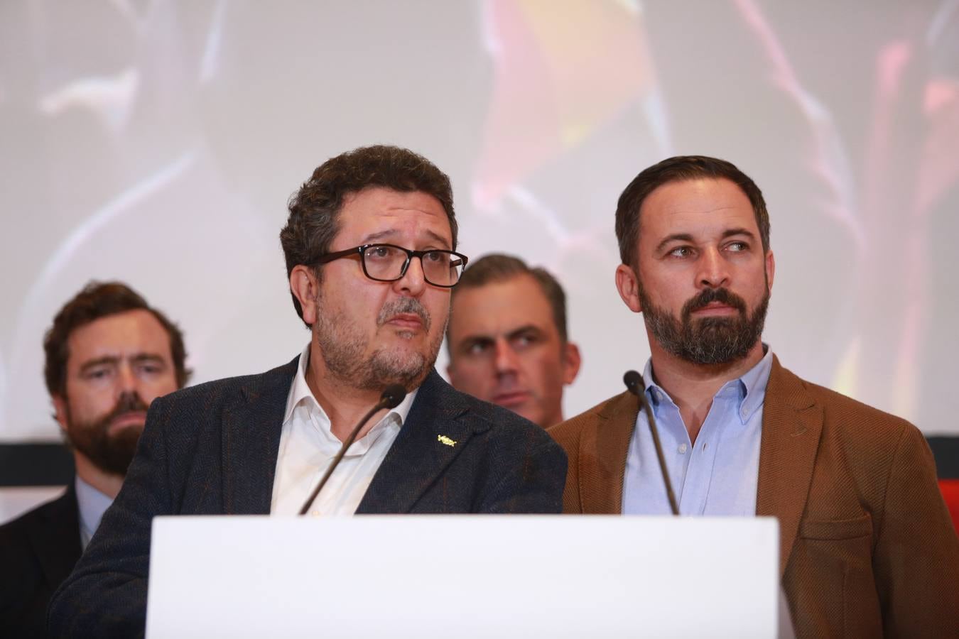 El candidato de Vox a la presidencia de la Junta de Andalucía, Francisco Serrano, junto al presidente del partido, Santiago Abascal