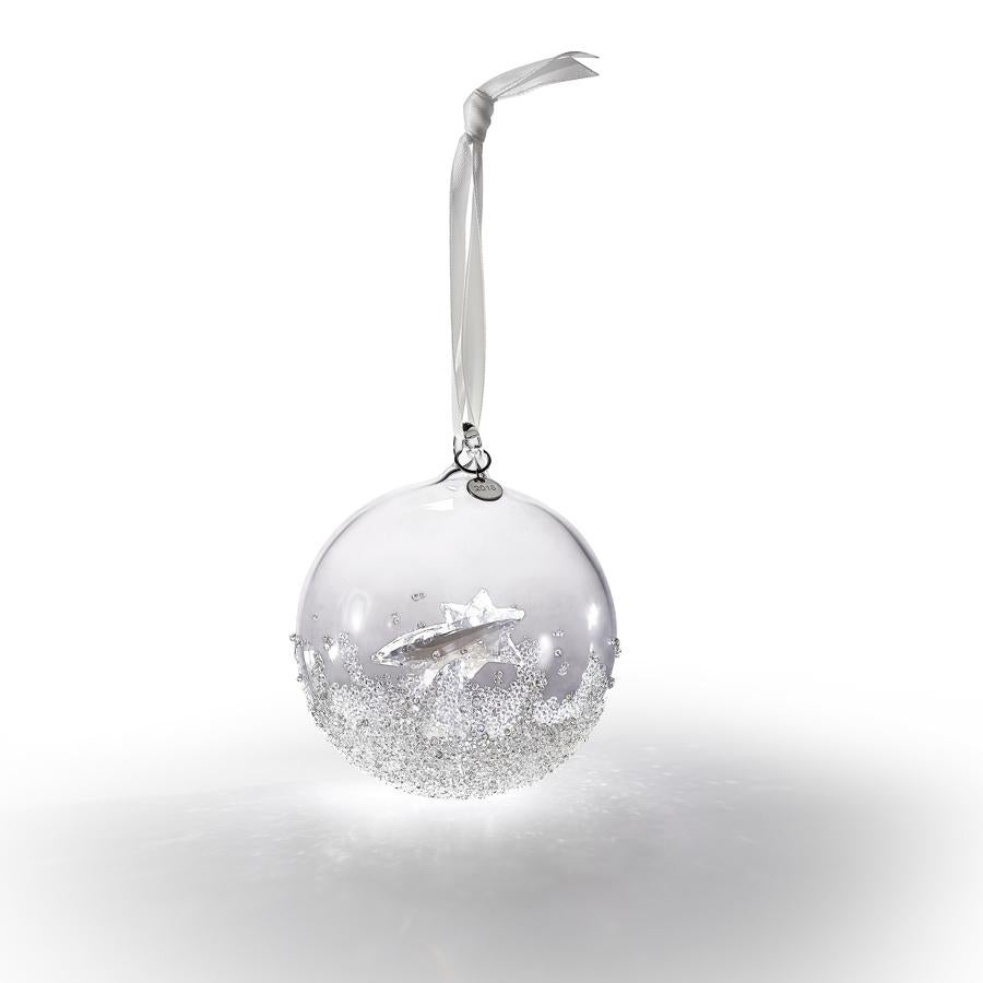 Para dar un toque de lujo al árbol navideño, esta decorativa bola de Navidad, edición anual 2018, representa una delicada estrella fugaz, símbolo de sueños y deseos. 79 euros en Swarovski.