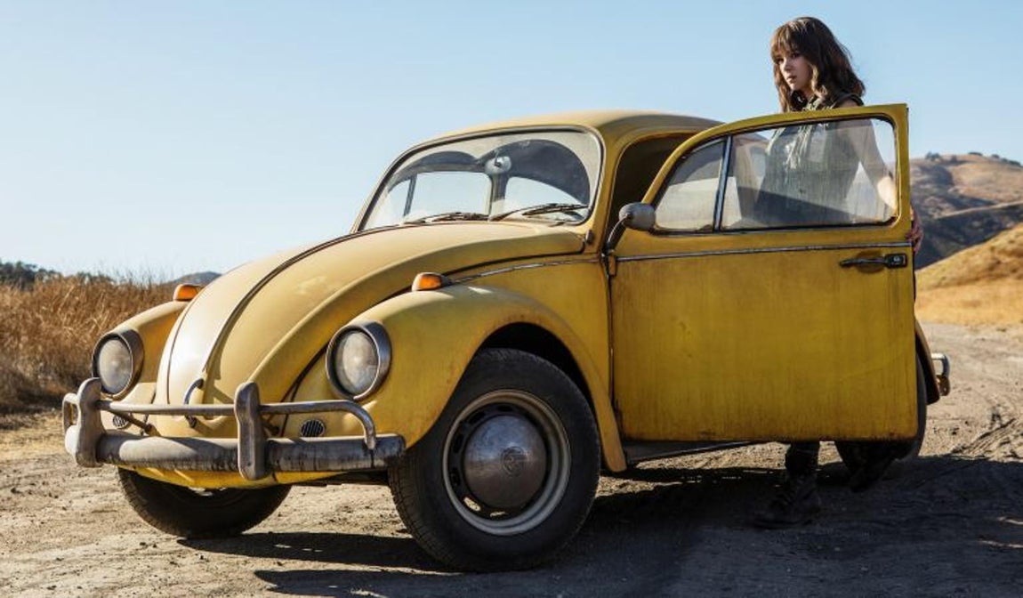 Bumblebee: The Movie – Volkswagen New Beetle. Esta película, que se estrena a finales de este año, es un spin off de la saga Transformers. De hecho, la séptima entrega de esta serie iba a salir a la luz en verano de 2019, pero finalmente se ha aplazado, a la espera de ver cómo funciona la historia del Autobot. Hasta ahora, estábamos acostumbrados a ver a Bumbleblee como un Chevrolette Camaro, pero en esta ocasión, el coche original es un Volkswagen Beetle.