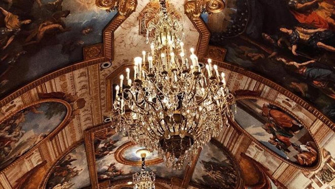 Decoración espectacular. Basada en la época de Luis XIII, la decoración combina espectaculares detalles barrocos de piso a techo y obras de arte de época que contrastan con sorprendentes elementos modernos tejidos a través de una artesanía excepcional para crear un ambiente de romance, elegancia y lujo inigualables.