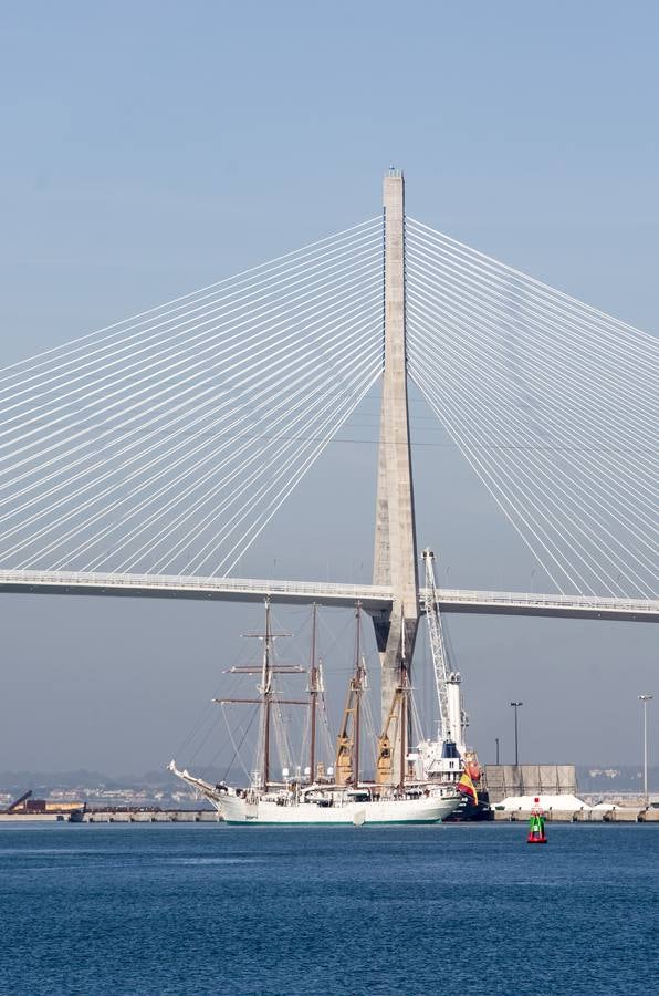 Las imágenes de El Juan Sebastián de Elcano por aguas de la bahía de Cádiz