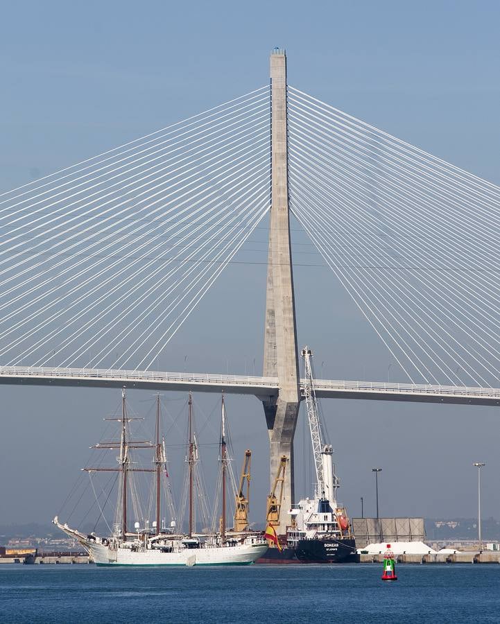 Las imágenes de El Juan Sebastián de Elcano por aguas de la bahía de Cádiz