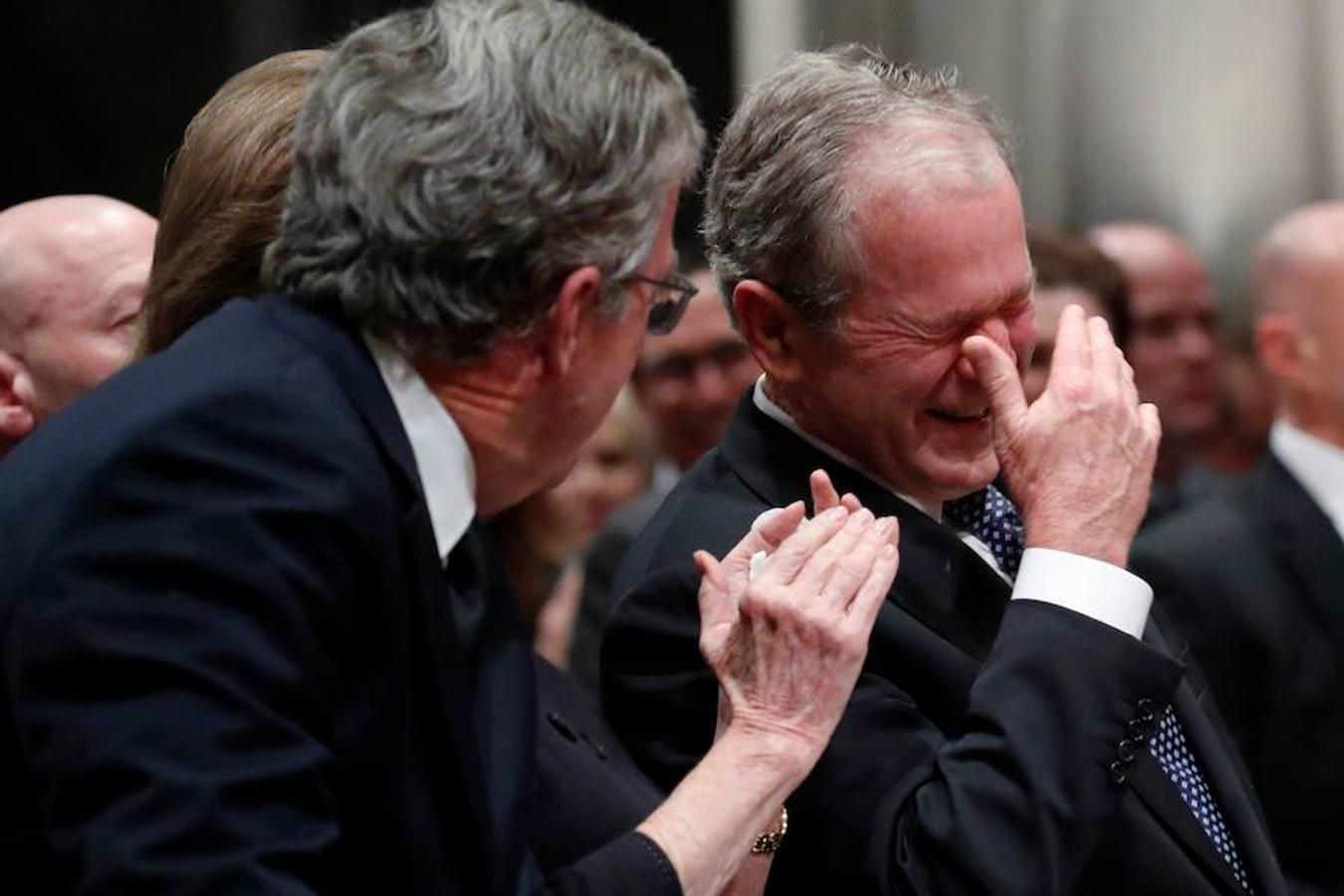 George W. Bush ríe junto a su hermano Jeb Bush, exgobernador de Florida. 