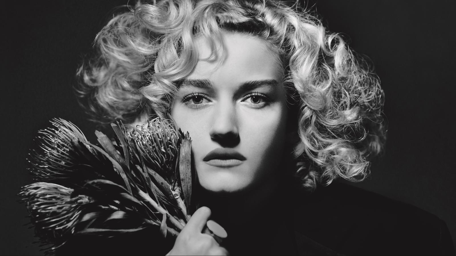 La sensualidad de Julia Garner. 