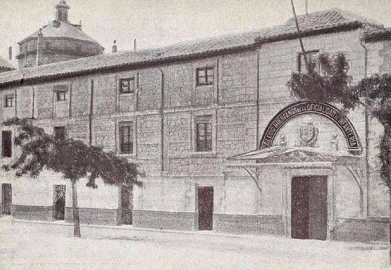 Fachada principal de San Lázaro en una postal de 1930 editada el Colegio de Huérfanos de Infantería. Archivo Municipal de Toledo. 