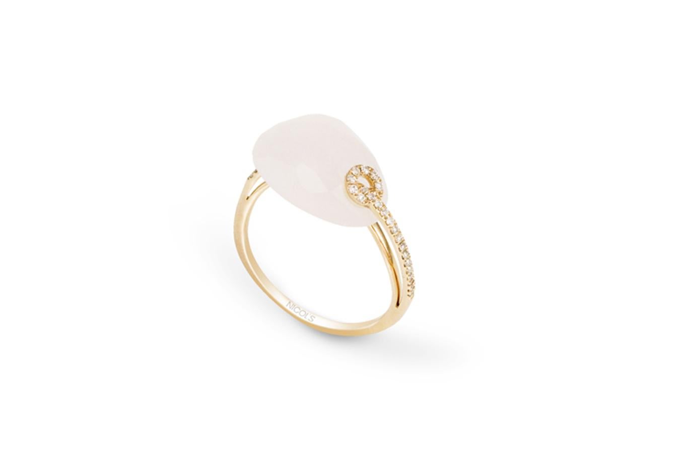 Nicols. Anillo realizado en oro rosa con cuarzo rosa tallado como piedra central y diamantes talla brillante engastados a ambos lados. (Precio: 685 €)