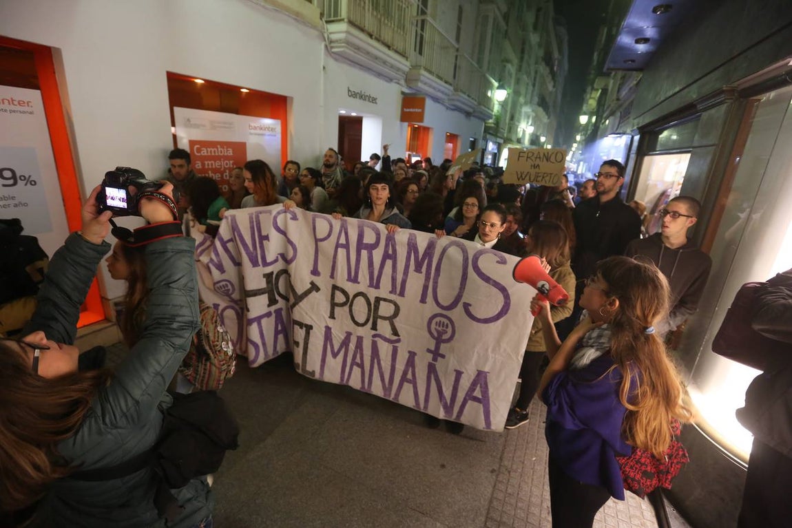 Fotos: Disturbios y cargas en la marcha contra Vox en Cádiz