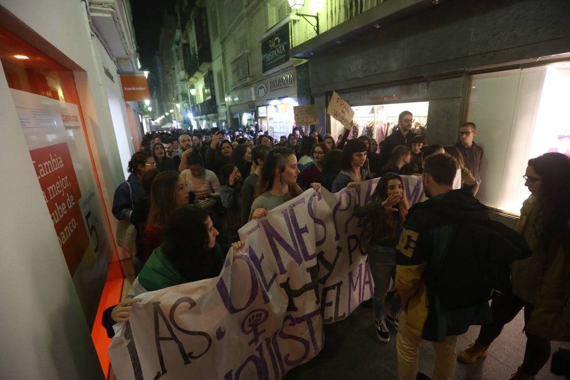 Fotos: Disturbios y cargas en la marcha contra Vox en Cádiz