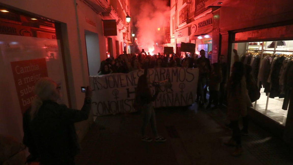 Fotos: Disturbios y cargas en la marcha contra Vox en Cádiz