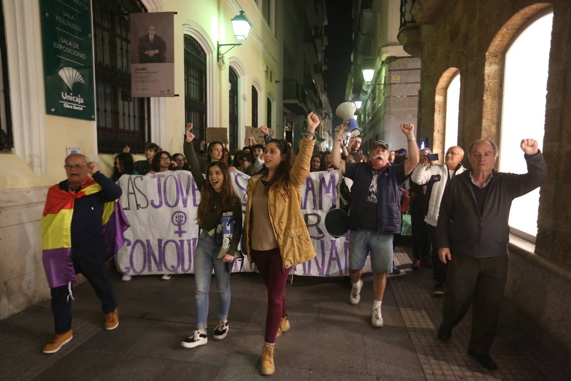 Fotos: Disturbios y cargas en la marcha contra Vox en Cádiz
