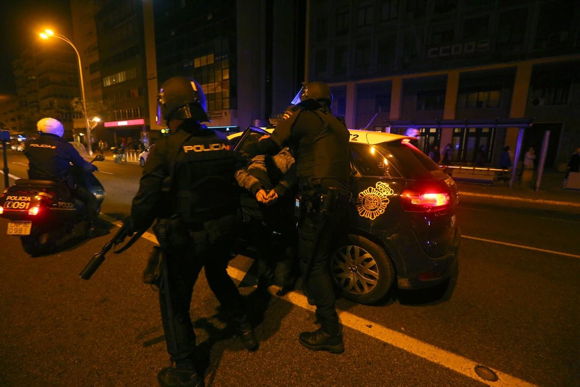 Fotos: Disturbios y cargas en la marcha contra Vox en Cádiz
