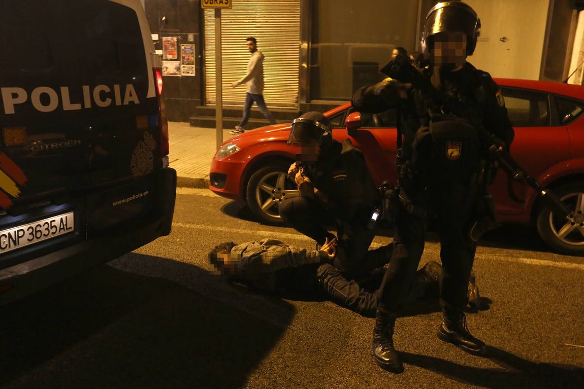 Fotos: Disturbios y cargas en la marcha contra Vox en Cádiz