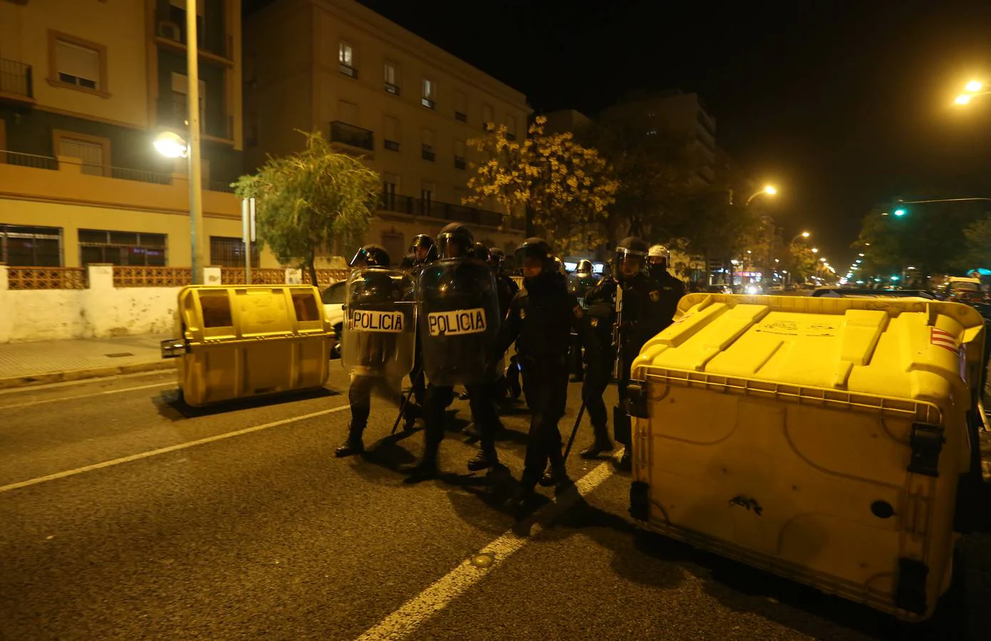 Fotos: Disturbios y cargas en la marcha contra Vox en Cádiz
