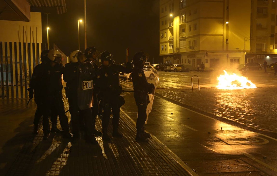 Fotos: Disturbios y cargas en la marcha contra Vox en Cádiz