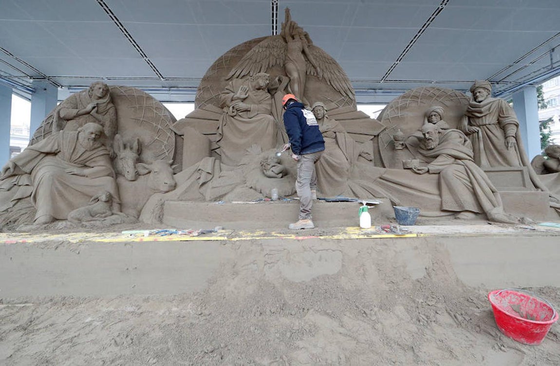 El papa Francisco aseguró hoy que el árbol y el pesebre son «dos signos que nunca dejan de fascinarnos». 