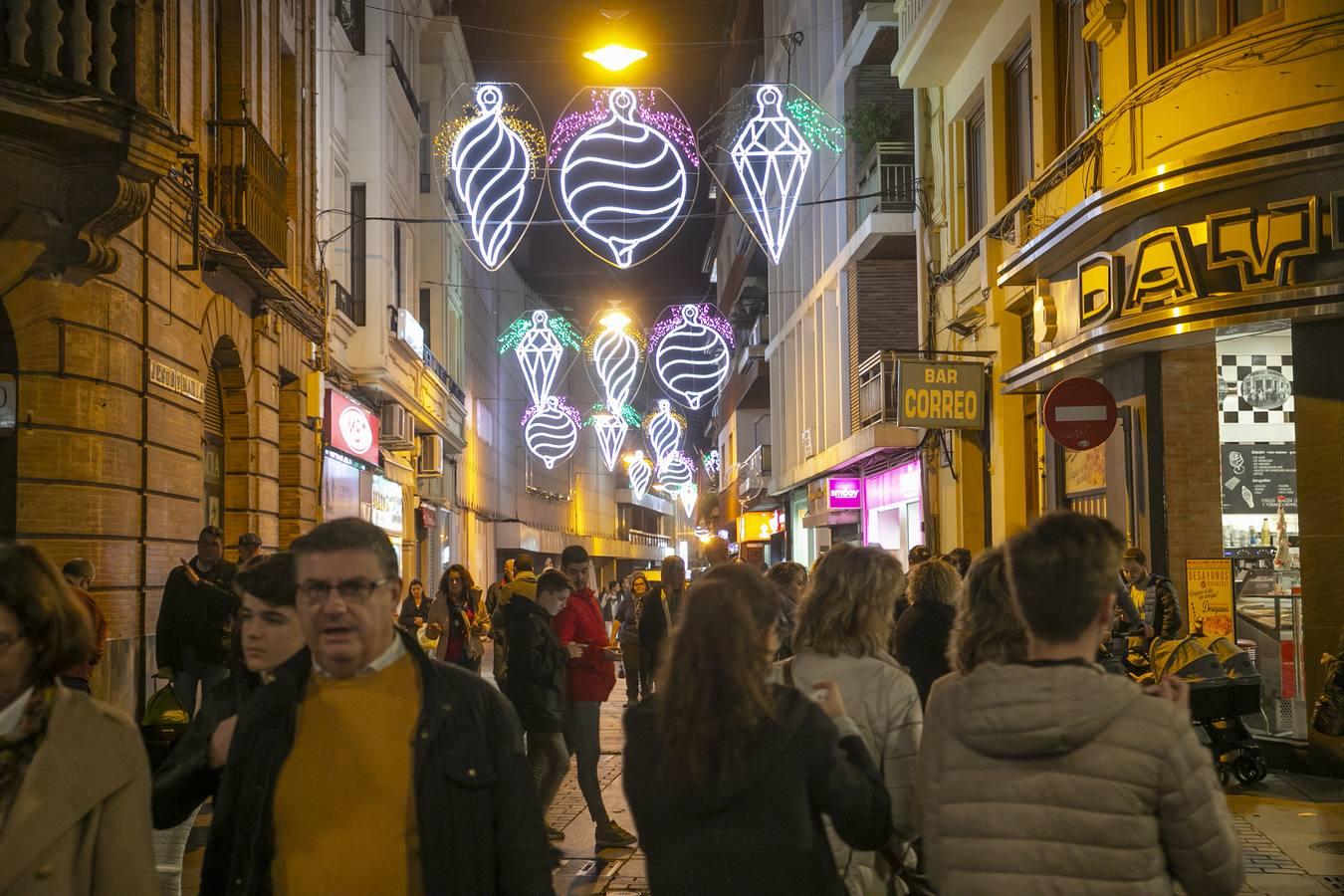 El ambiente del puente de la Inmaculada en Córdoba, en imágenes