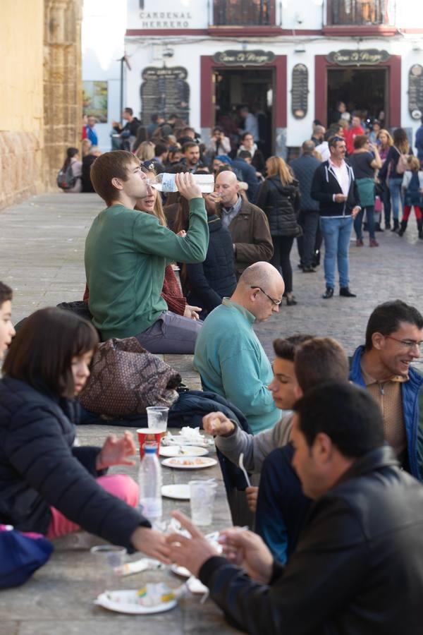 El ambiente del puente de la Inmaculada en Córdoba, en imágenes