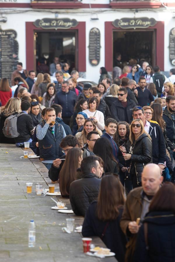 El ambiente del puente de la Inmaculada en Córdoba, en imágenes