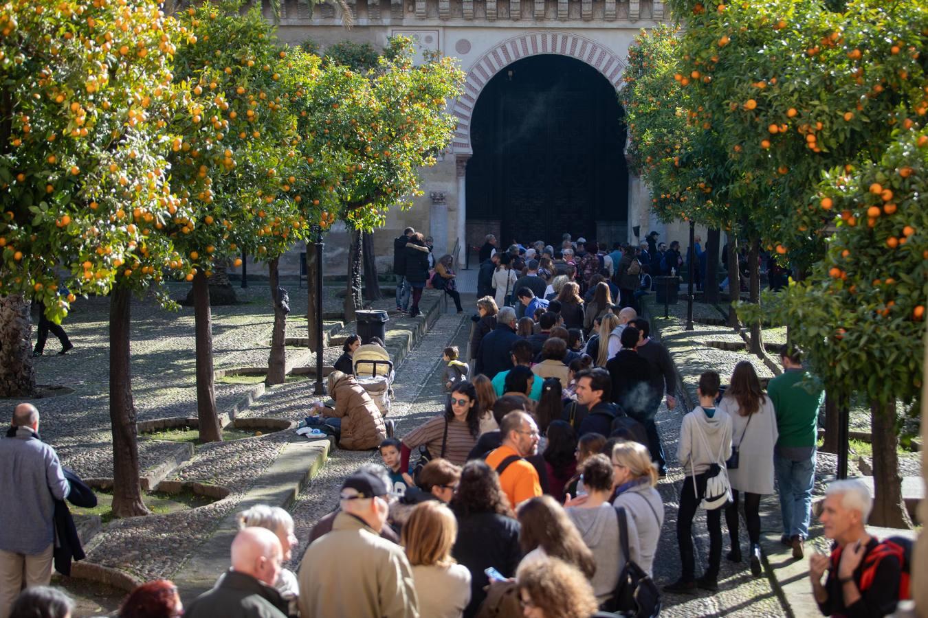 El ambiente del puente de la Inmaculada en Córdoba, en imágenes