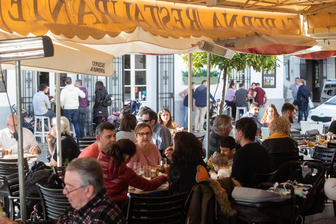 El ambiente del puente de la Inmaculada en Córdoba, en imágenes