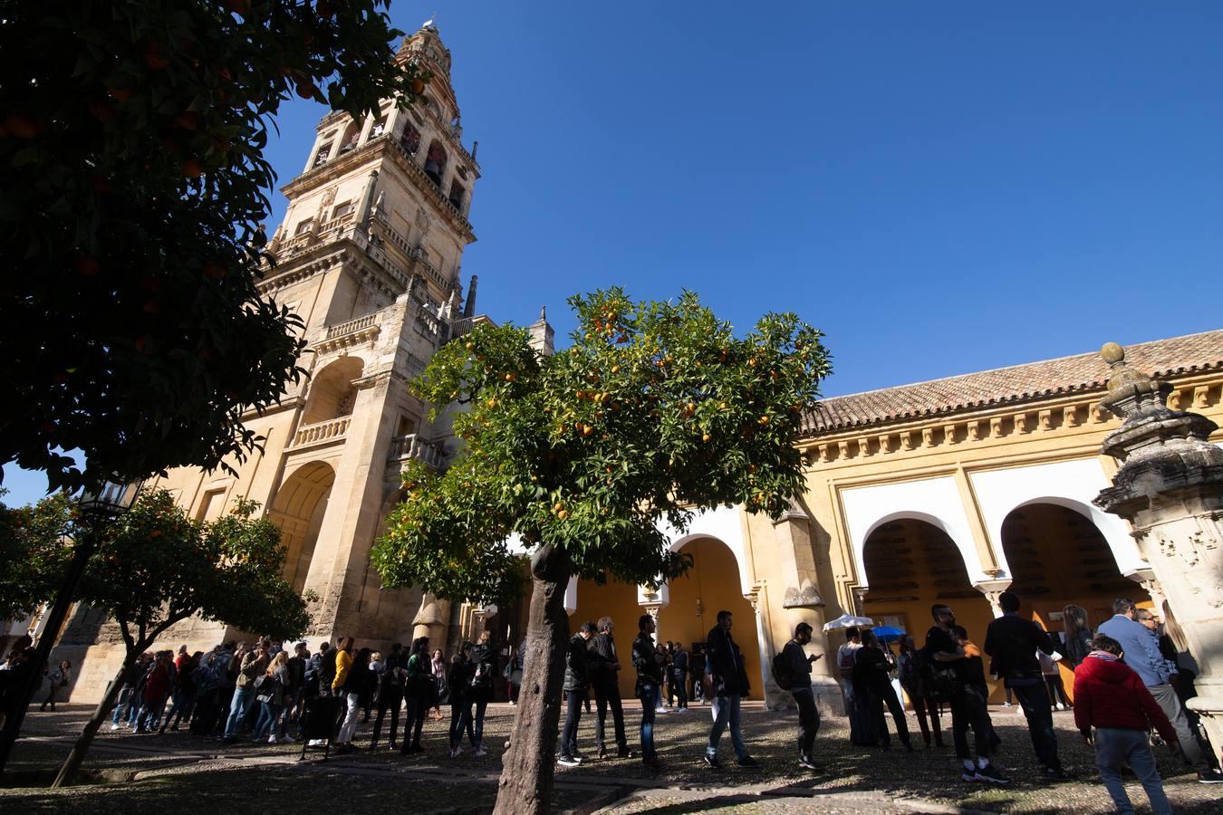 El ambiente del puente de la Inmaculada en Córdoba, en imágenes