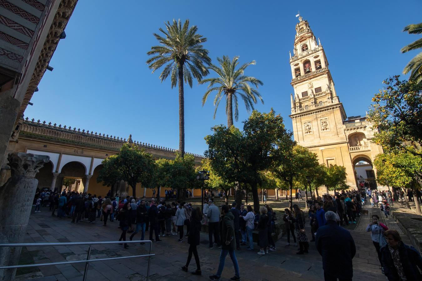 El ambiente del puente de la Inmaculada en Córdoba, en imágenes