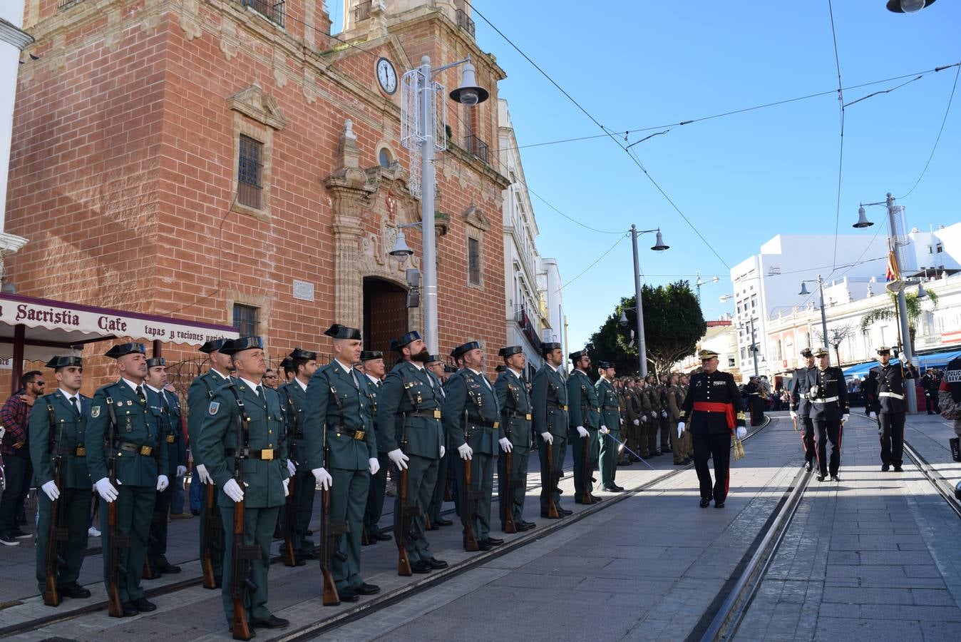 San Fernando realiza un solemne izado de la Bandera Nacional