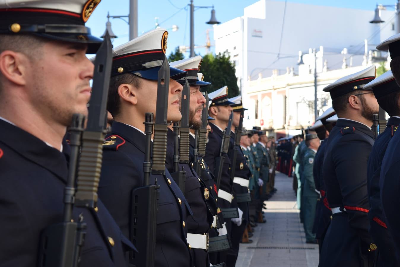 San Fernando realiza un solemne izado de la Bandera Nacional