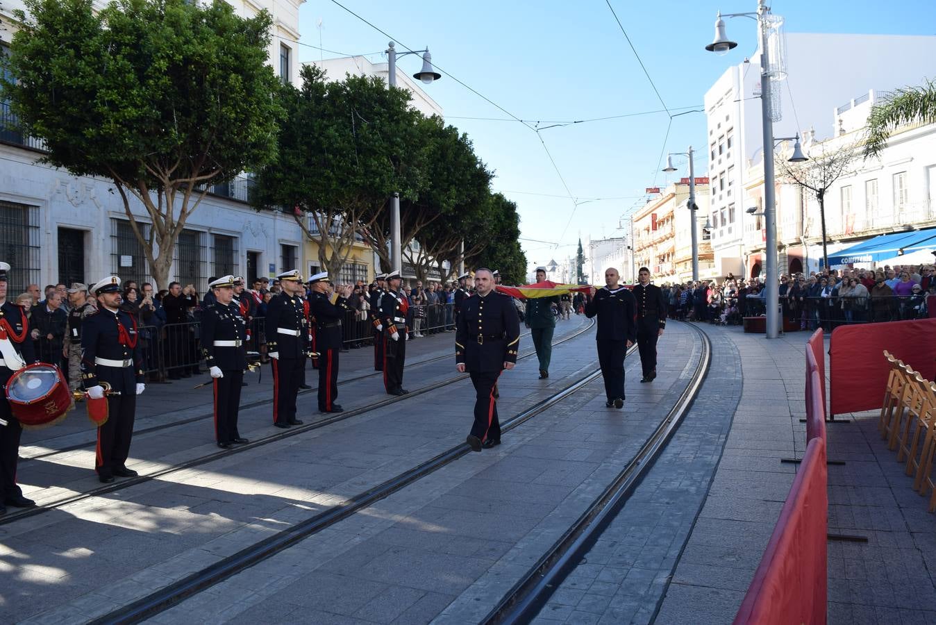 San Fernando realiza un solemne izado de la Bandera Nacional