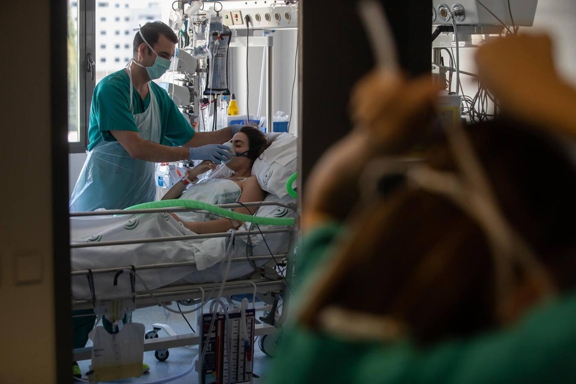 El día a día en la UCI del Reina Sofía de Córdoba, en imágenes