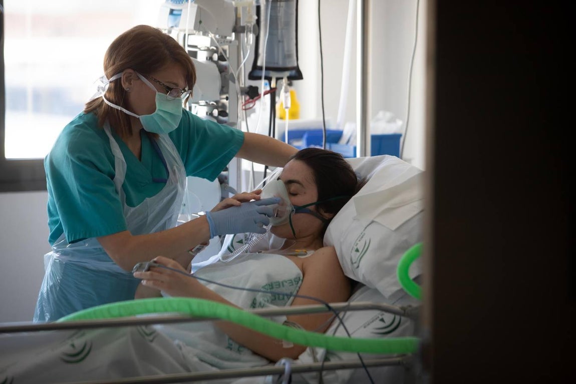 El día a día en la UCI del Reina Sofía de Córdoba, en imágenes