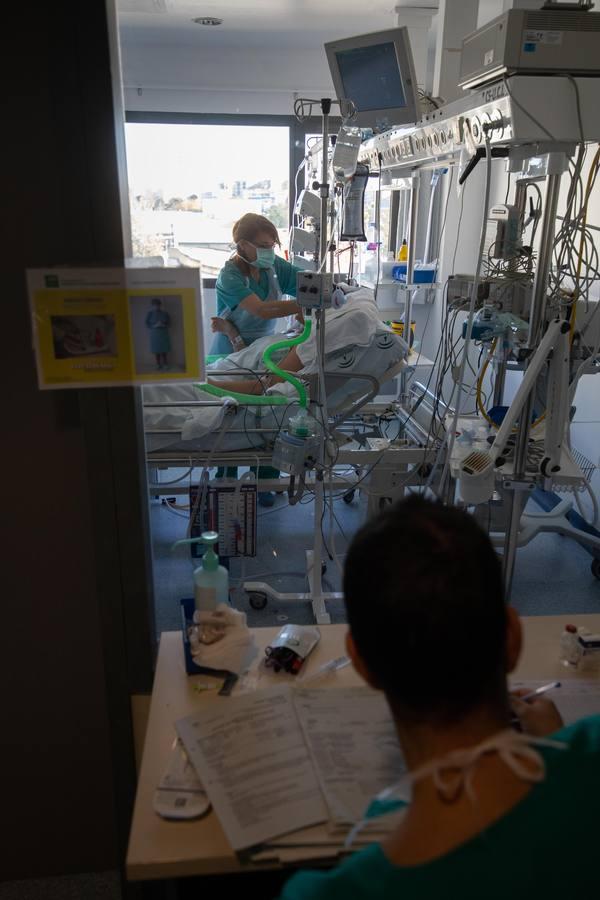 El día a día en la UCI del Reina Sofía de Córdoba, en imágenes