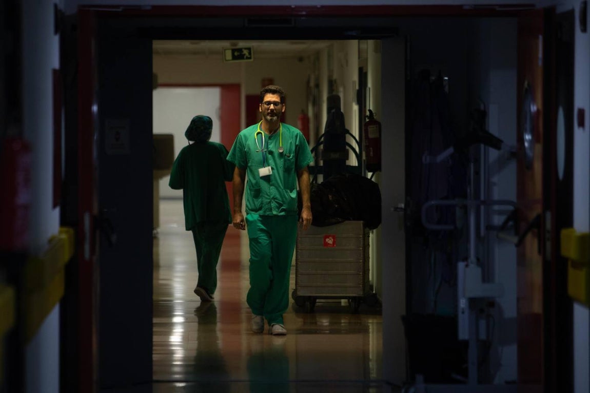 El día a día en la UCI del Reina Sofía de Córdoba, en imágenes