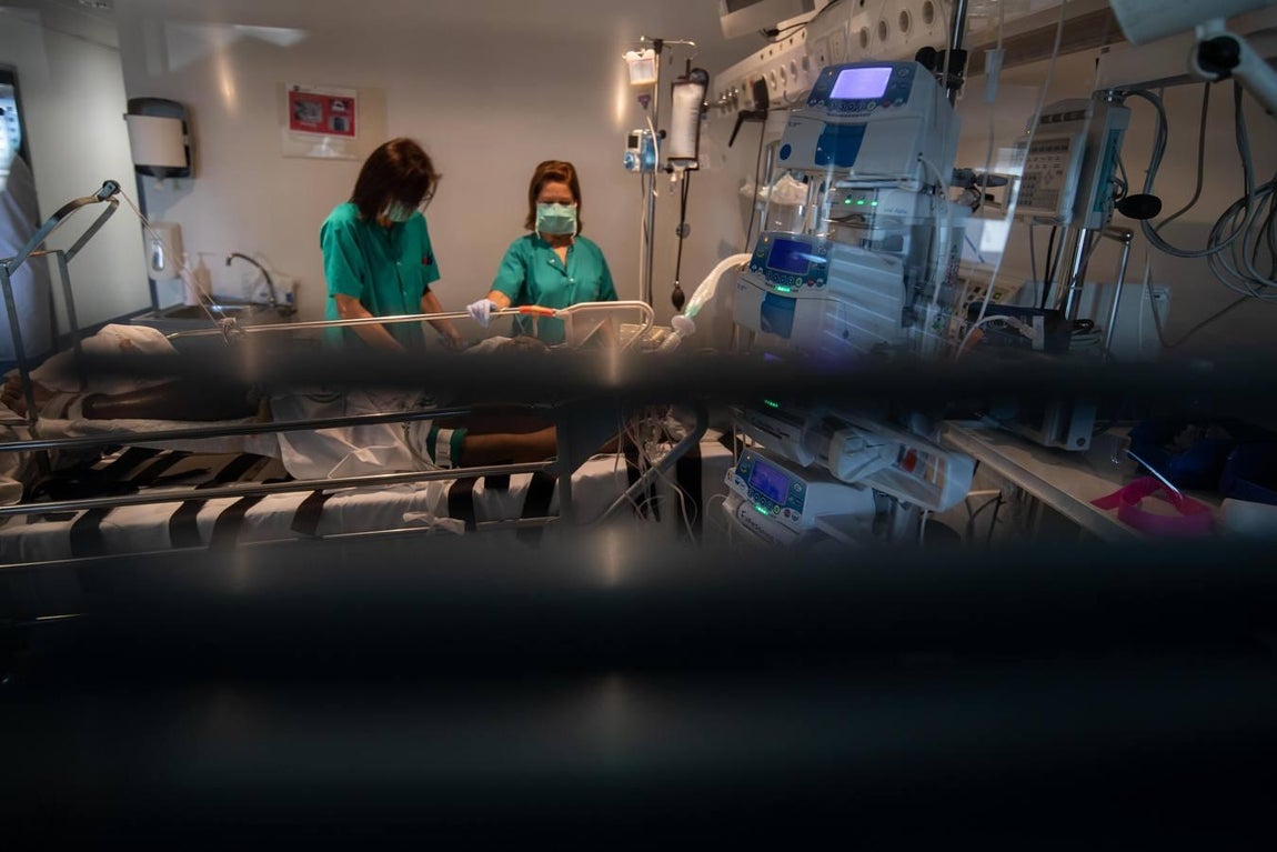 El día a día en la UCI del Reina Sofía de Córdoba, en imágenes