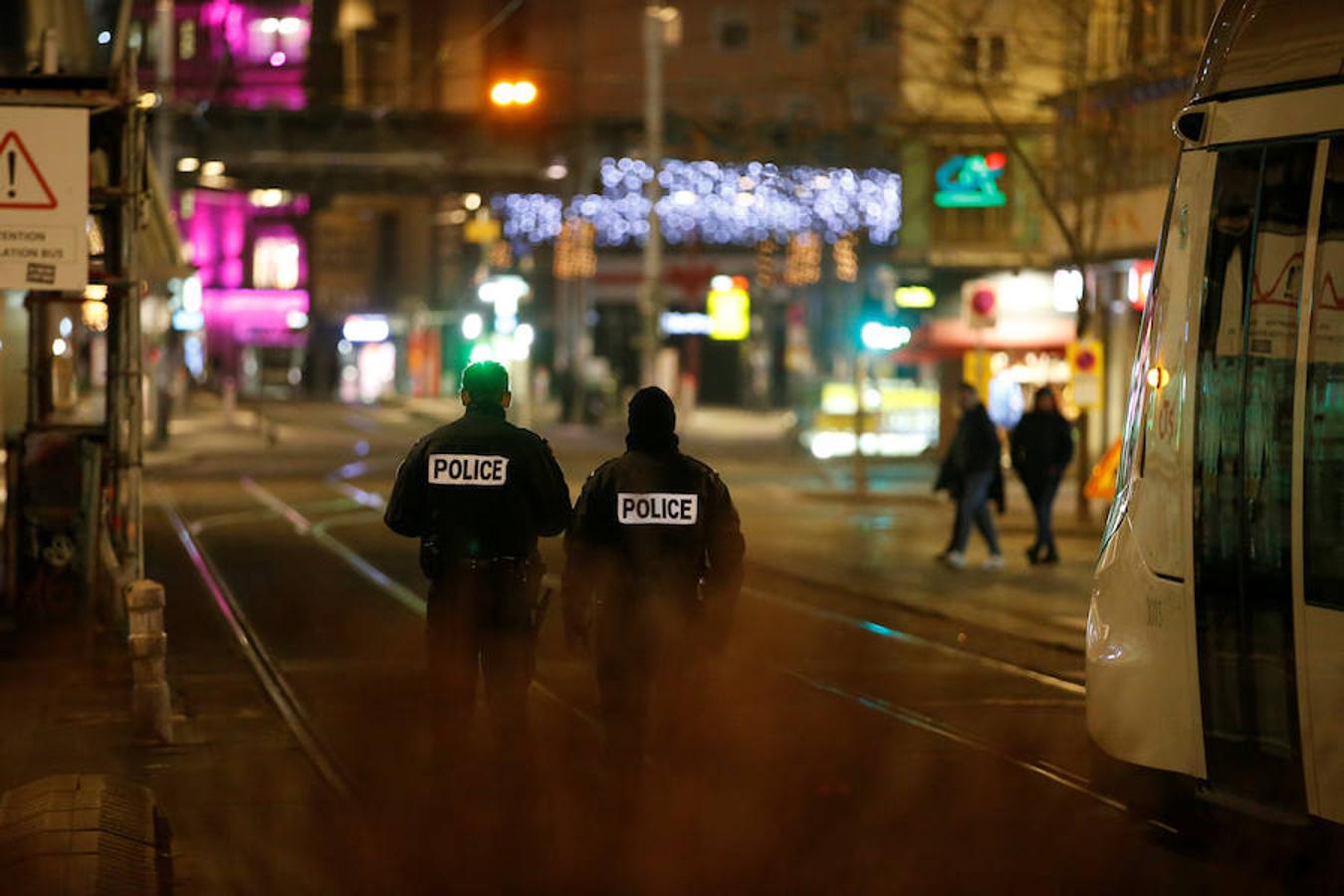 En imágenes: La Policía busca a un huido tras un ataque en el centro de Estrasburgo