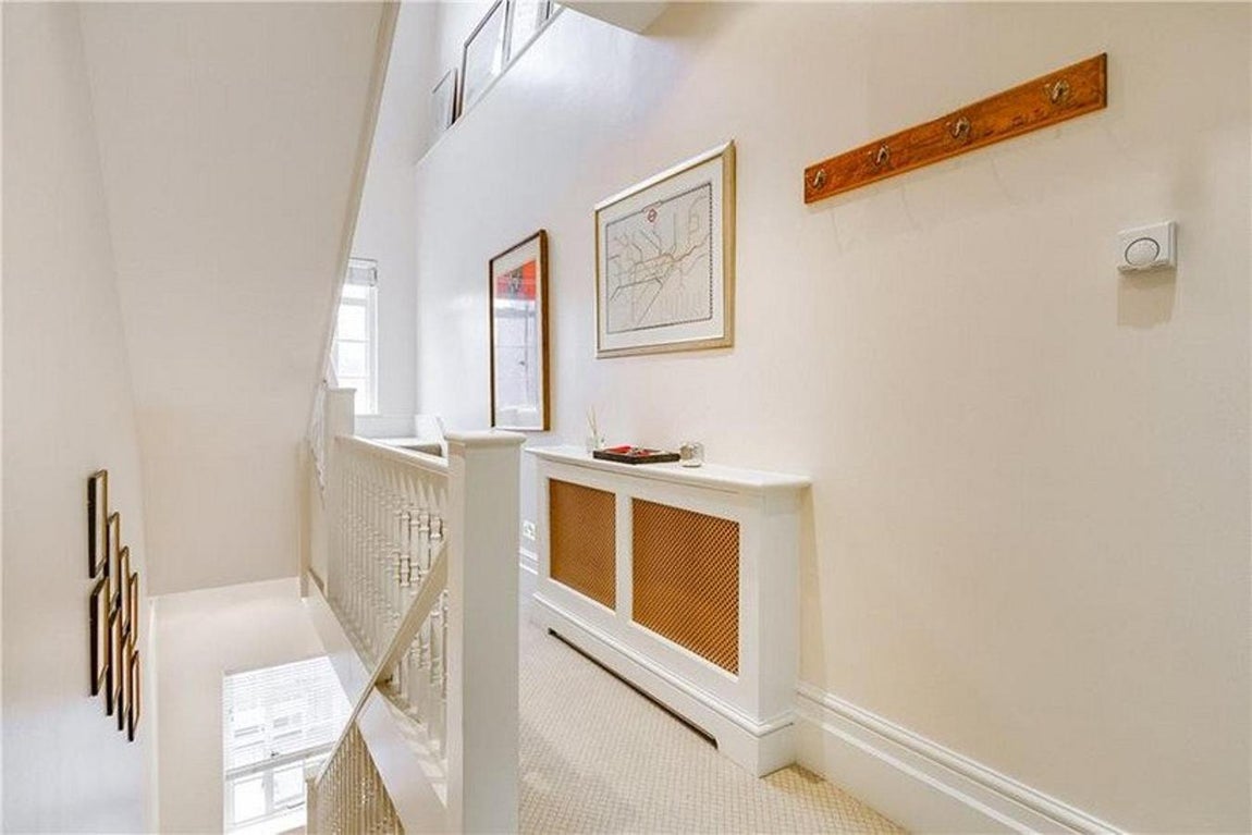 Escaleras que conectan los tres pisos. Este apartamento se encuentra en la calle Old Church Street en Chelsea y ambas hermanas han vivido su juventud en esta casa de tres plantas.