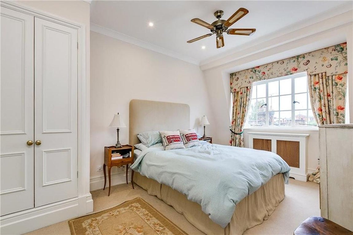 Habitación. La decisión de poner a la venta esta bonita vivienda no ha debido de ser fácil, ya que aquí ambas han compartido grandes momentos. Pero teniendo en cuenta que la casa lleva sin estar habitada desde hace ya varios años, han dado el paso y ya se encuentra a la venta para quien quiera vivir en ella.