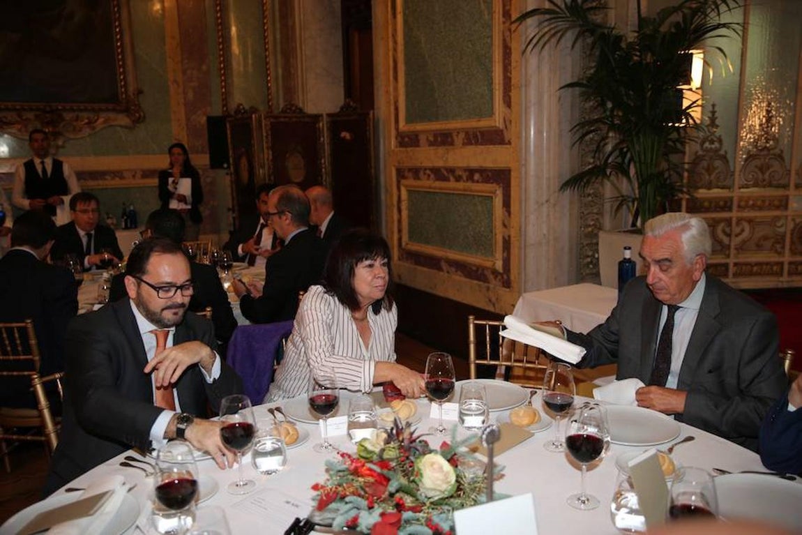 La socialista Cristina Narbona también ha asistido al encuentro informativo. 