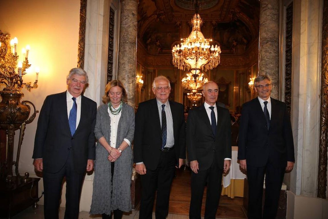 El presidente de Vocento, Santiago Bergareche, junto a la presidenta-editora de ABC, Catalina Luca de Tena, en el lado izquierdo de la foto, acompañan a Josep Borrell junto a Rafael del Pino, presidente de Ferrovial, y Fernando Ruiz, presidente de Deloitte España, que se sitúa en el extremo derecho.. 