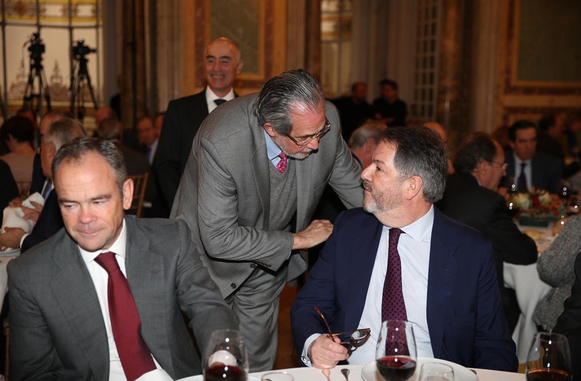 En el centro del director de ABC, Bieito Rubido. 