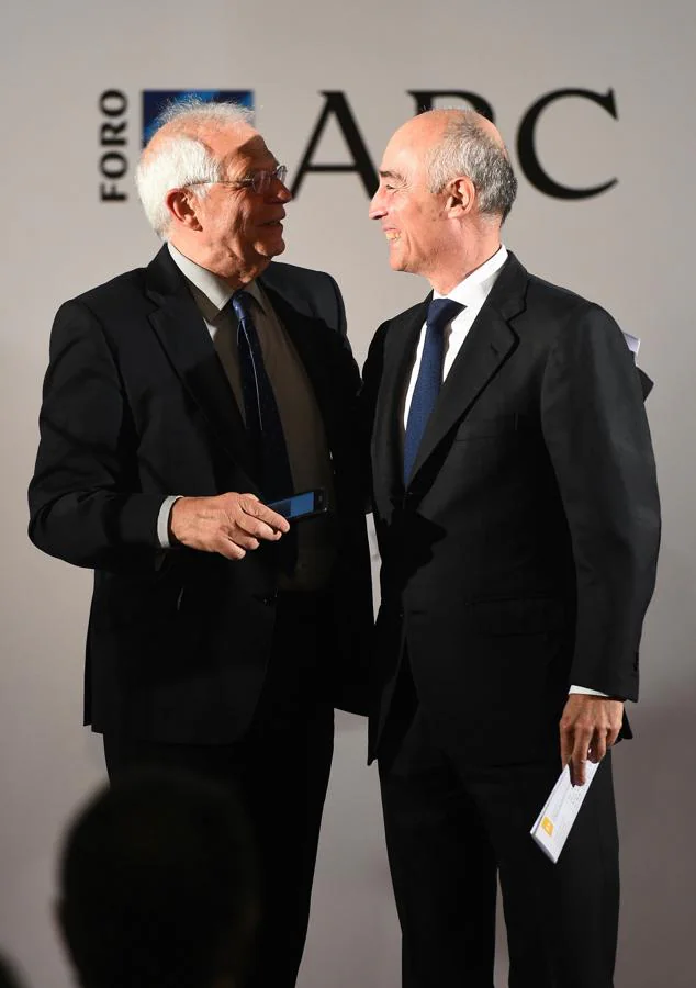 Borrell saludando a Rafael del Pino, presidente de Ferrovial. 