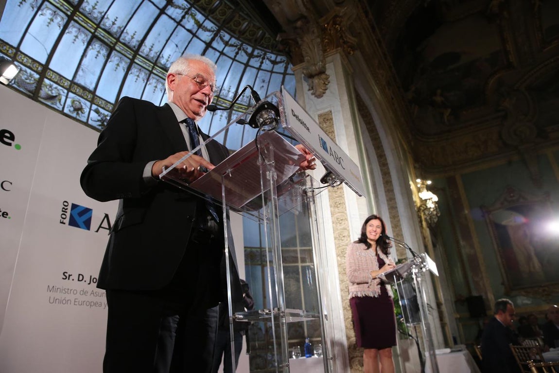 Borrell contesta a las preguntas realizadas Yolanda Gómez, subdirectora de ABC y conductora del acto. 